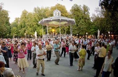 Bailes en el kiosko del parque de La Florida
