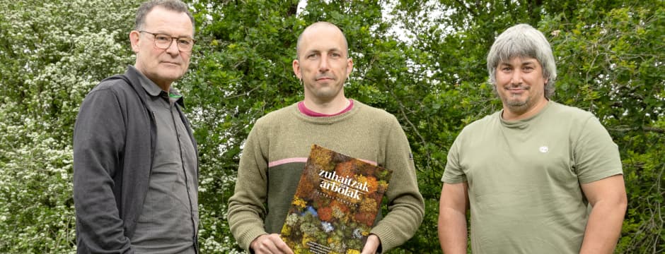 ZUHAITZAK ETA ARBOLAK EUSKAL HERRIAN Bidaia bat kulturaren, naturaren eta hizkuntzaren erraietara