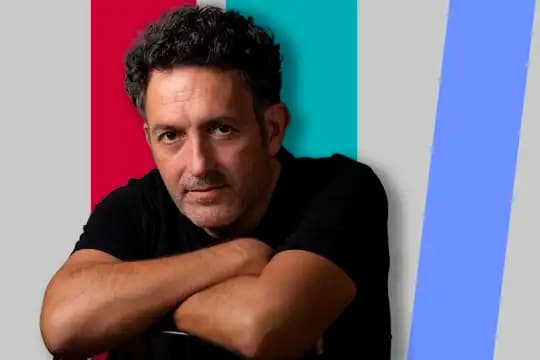 Feria del Libro de Vitoria-Gasteiz 2026: Entrevista y firma con Mikel Santiago
